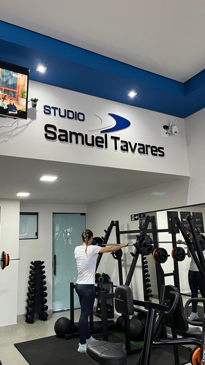 Interior com letreiro